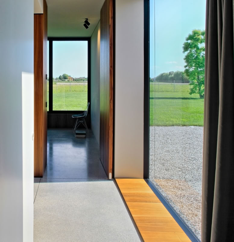 Master suite with bathroom and walk-in closet overlooking the park, designed as an intimate and luminous space.