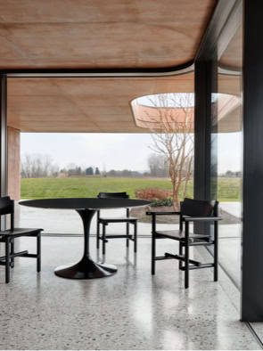 Gli arredi di Knoll inseriti nel contesto della villa con ampio portico progettata da MIDE architetti