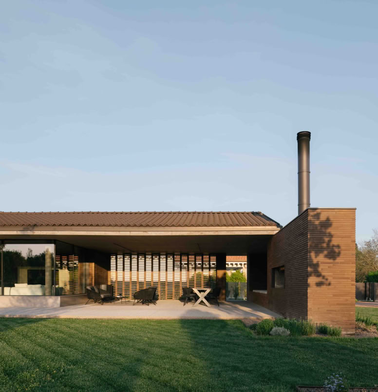 Residenza contemporanea progettata su un unico piano da MIDE architetti, orientata secondo gli assi del graticolato romano e affacciata su un ampio giardino