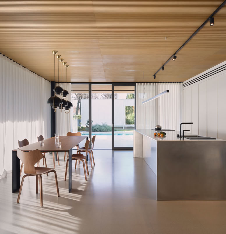 Progetto di MIDE architetti di una villa lungo il fiume Piave dal design contemporaneo.