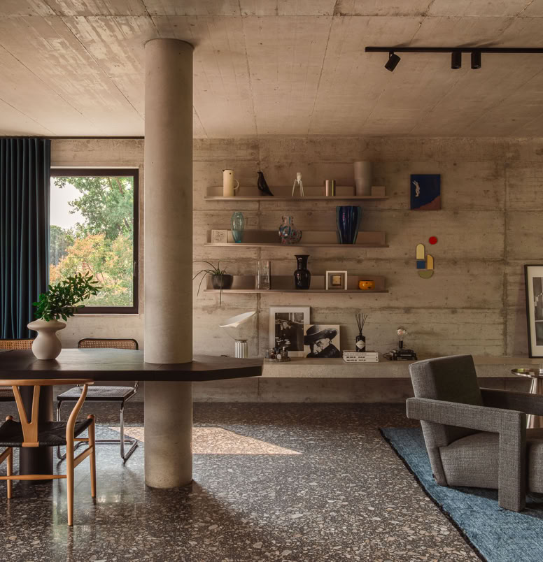 Ristrutturazione contemporanea in Veneto firmata da MIDE architetti: volumi essenziali, calcestruzzo a vista, luce naturale e interni su misura per una residenza elegante.