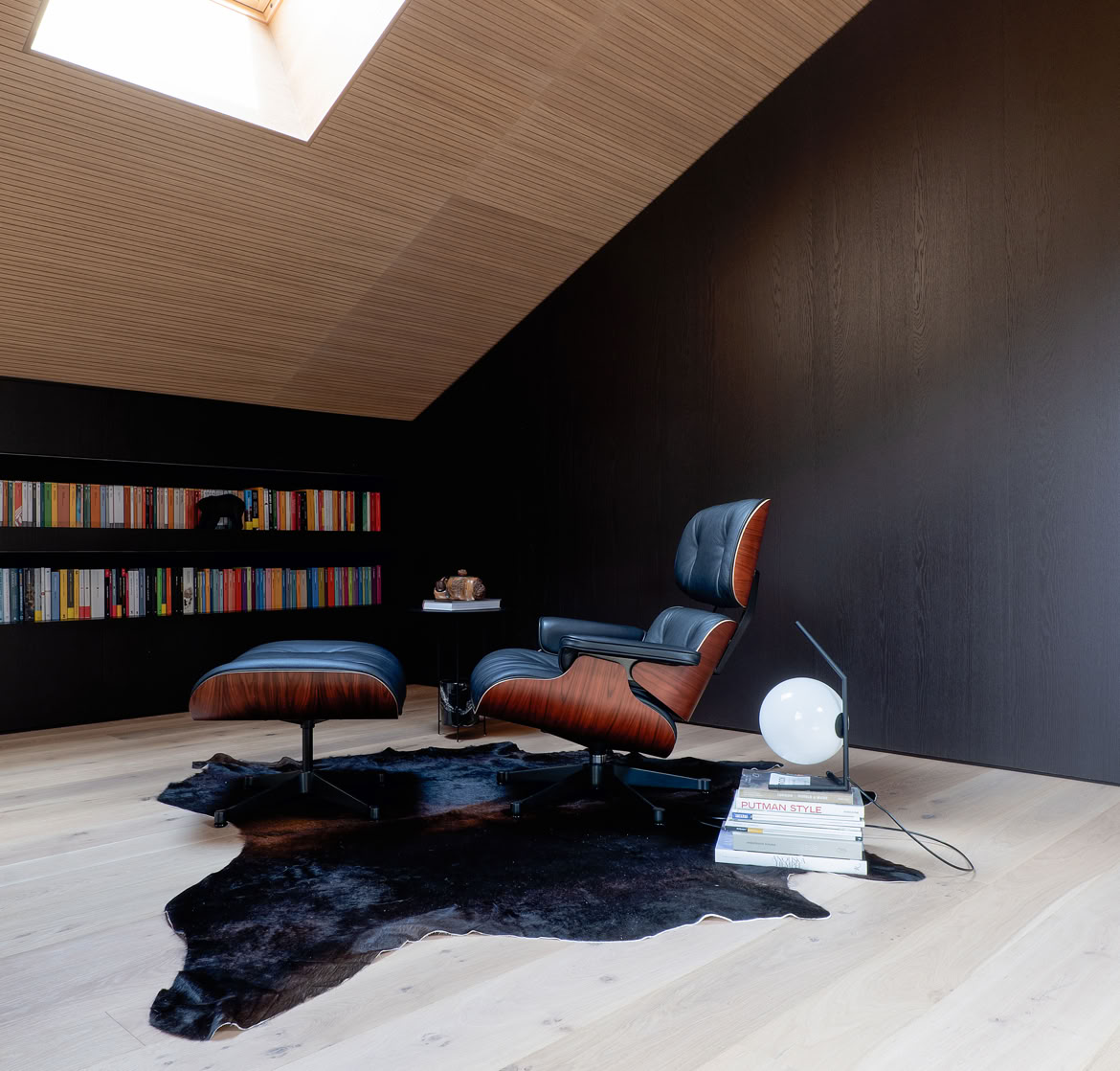 Selection of designer furniture and high-quality materials combining contemporary style and Alpine tradition.