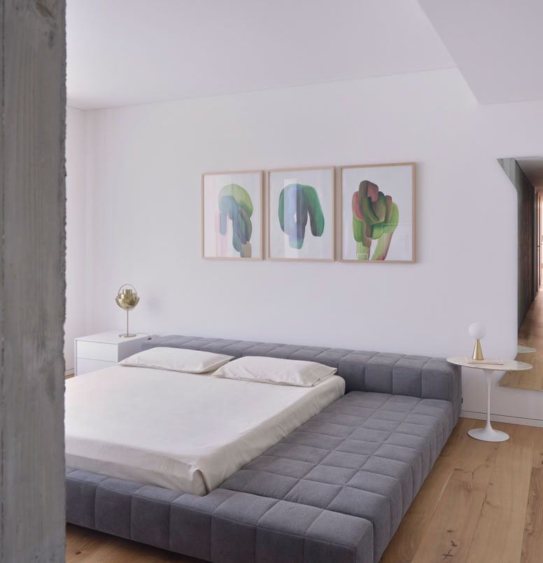 Timeless contemporary bedroom by MIDE architetti at the Villa at the Piave.
