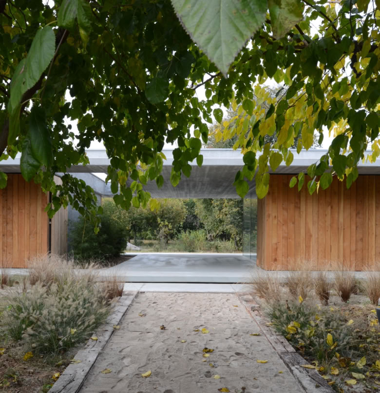 Villa contemporanea a Montebelluna in legno e calcestruzzo dalle linee minimali.