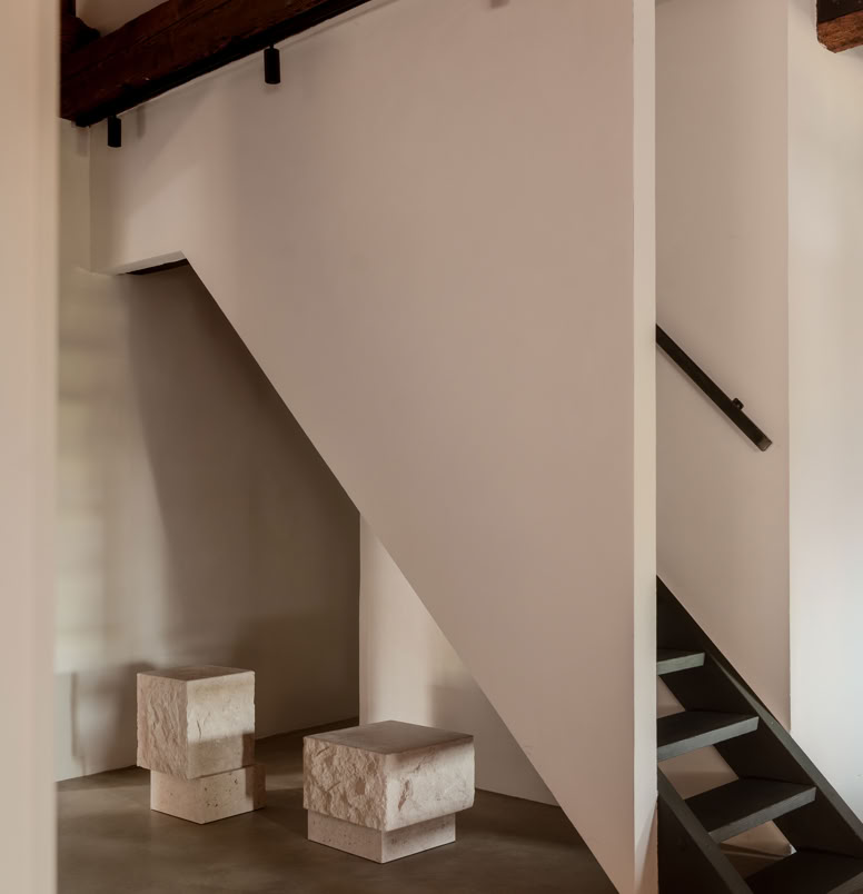 Scala contemporanea che conduce al mezzanino di questo attico ristrutturato all’interno di una villa storica da MIDE architetti.