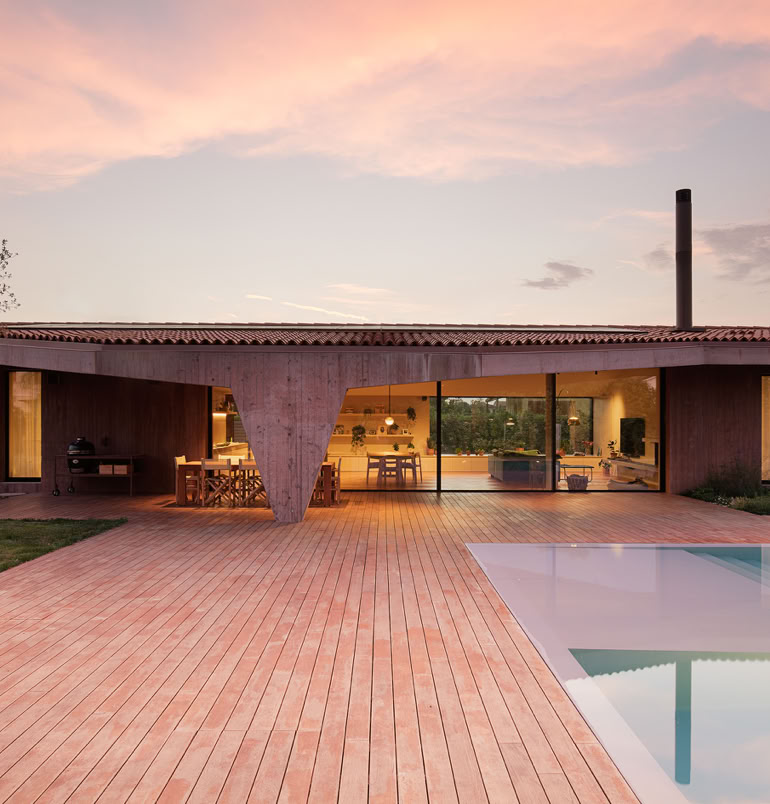 Luxury contemporary villa in Vigodarzere, Veneto, with expansive glass interiors, seamless indoor-outdoor connection, refined materials, and a design blending Venetian tradition with modern architecture.