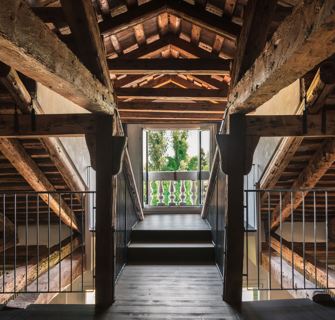 Area soppalcata recuperata nel sottotetto di questa antica villa veneziana adibita ad attico contemporaneo.