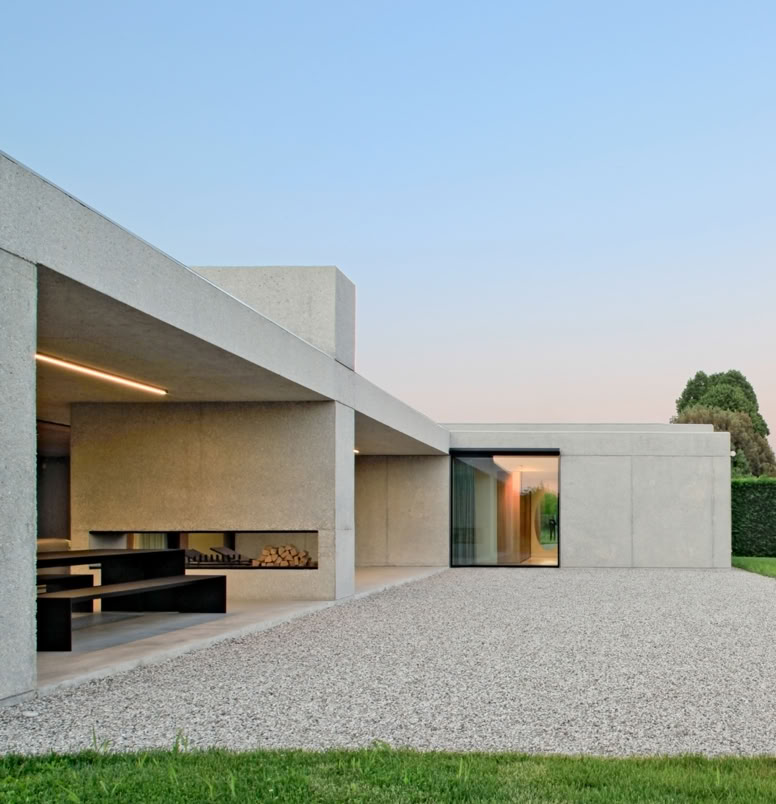 Luxury single-story villa by MIDE architetti in Veneto with spacious garden, luminous interiors, sustainable features, solar panels, and seamless indoor-outdoor connection.