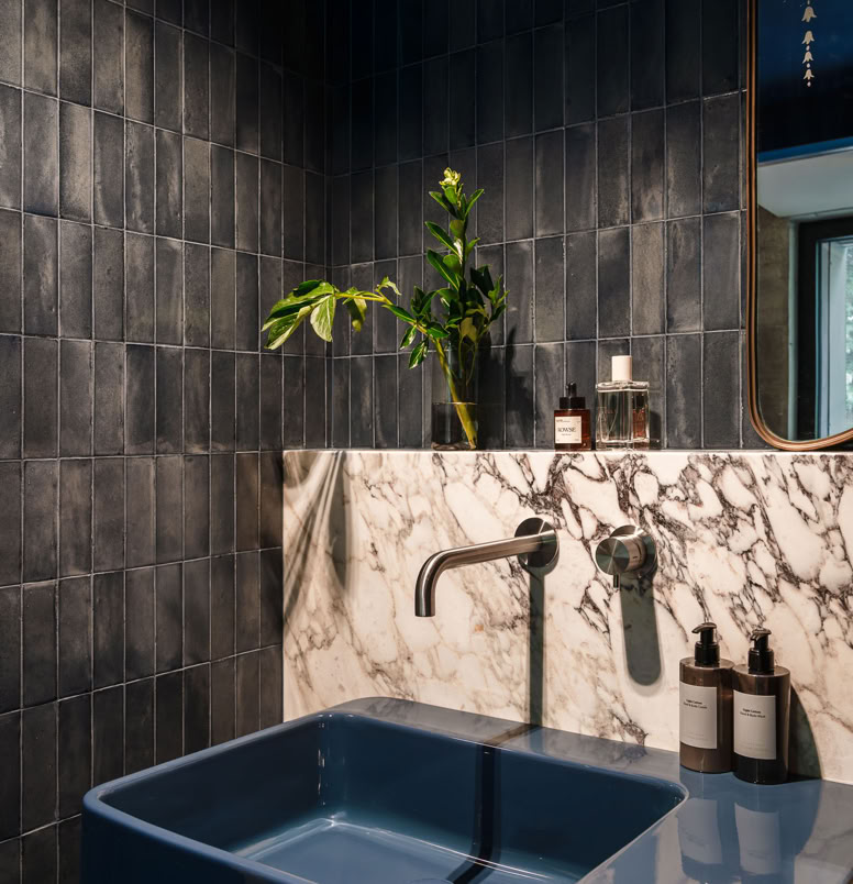 Detail of the contemporary blue bathroom in this brutalist house in the Province of Padua, designed by MIDE architetti.