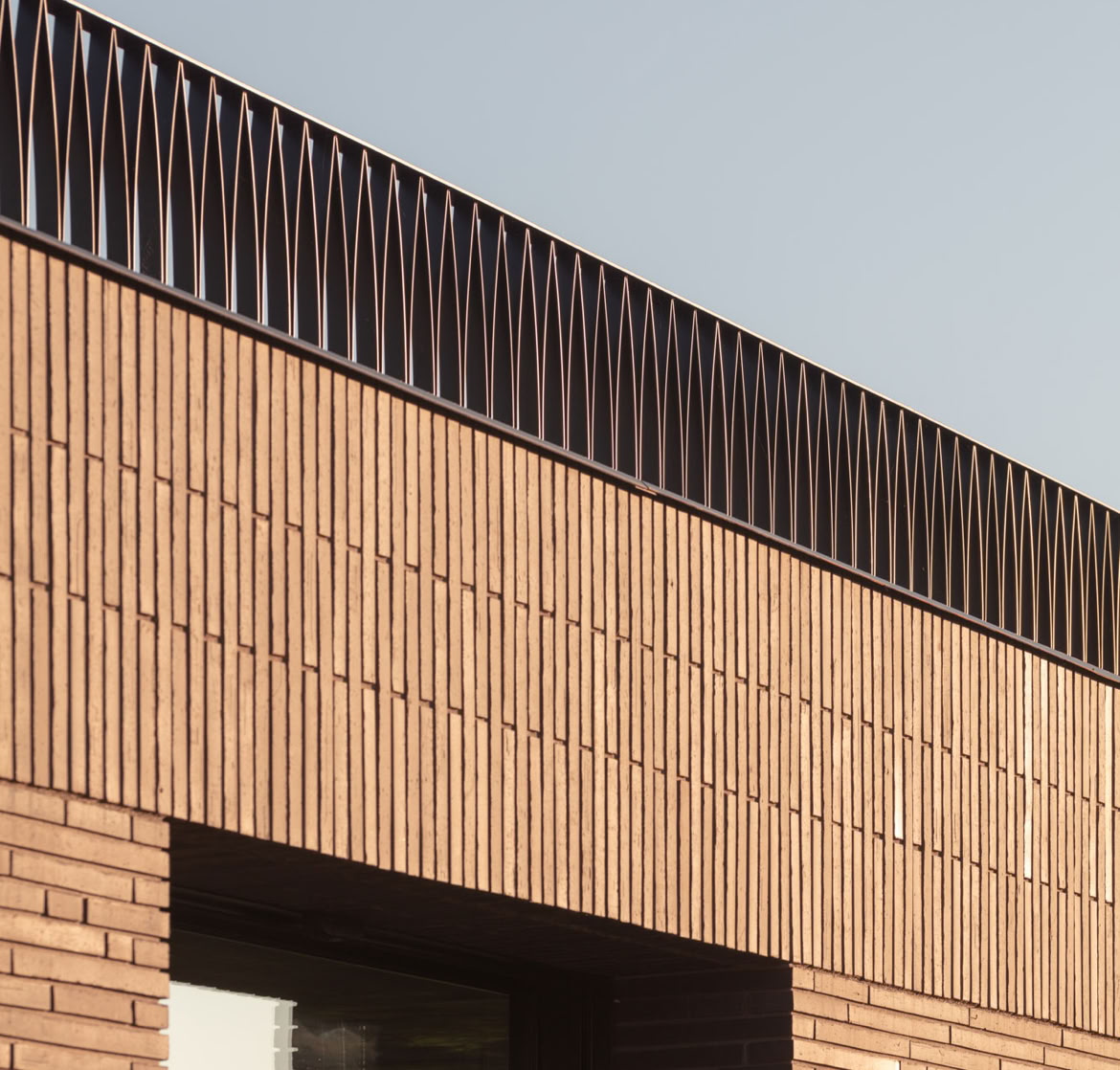  Le facciate esterne sono realizzate in mattone faccia a vista della Fornace Sant’Anselmo, un materiale di altissima qualità che conferisce solidità, durata nel tempo e un carattere architettonico unico