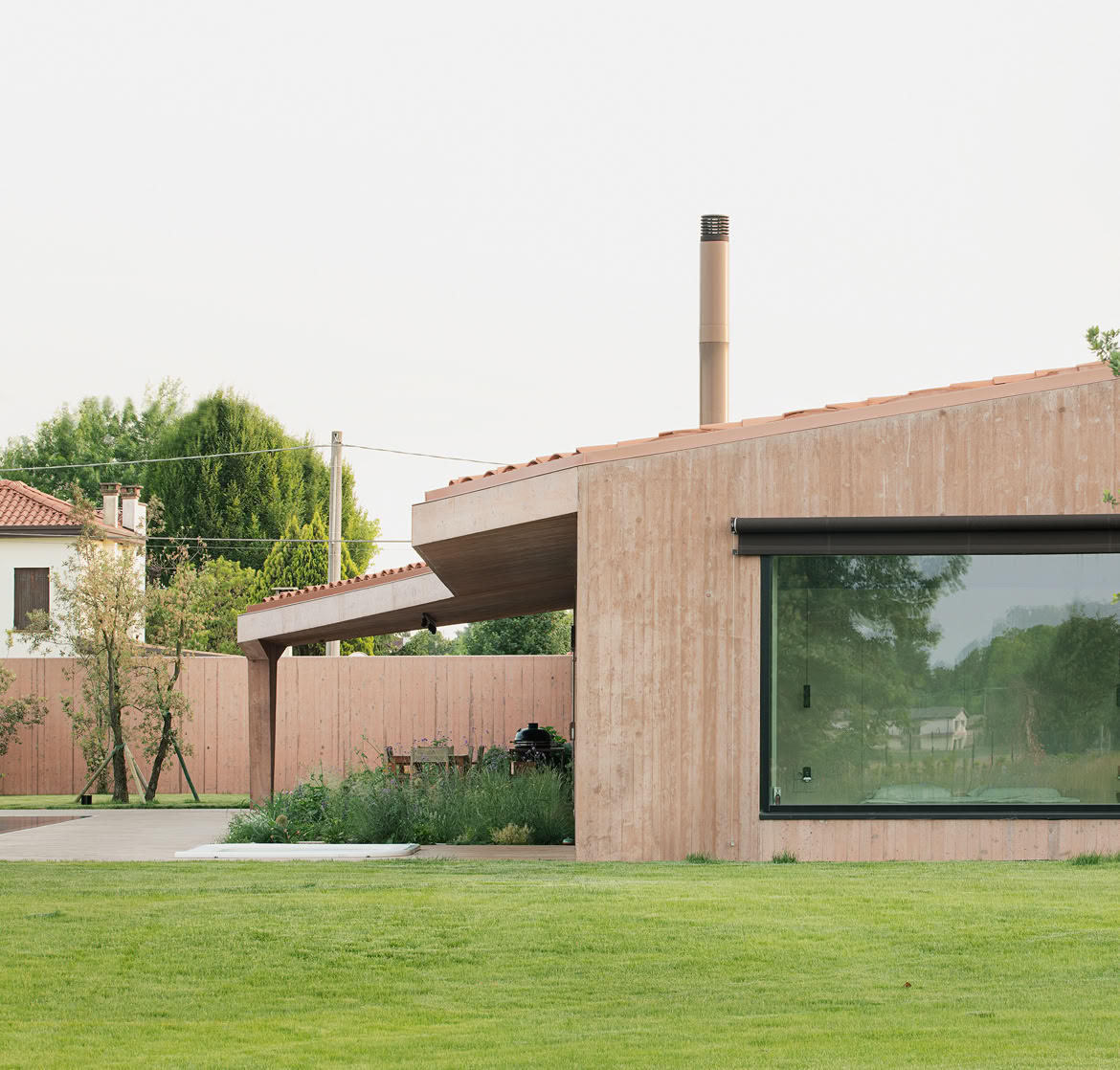 Side façade of luxury villa with swimming pool in Vigodarzere, designed by MIDE architetti.