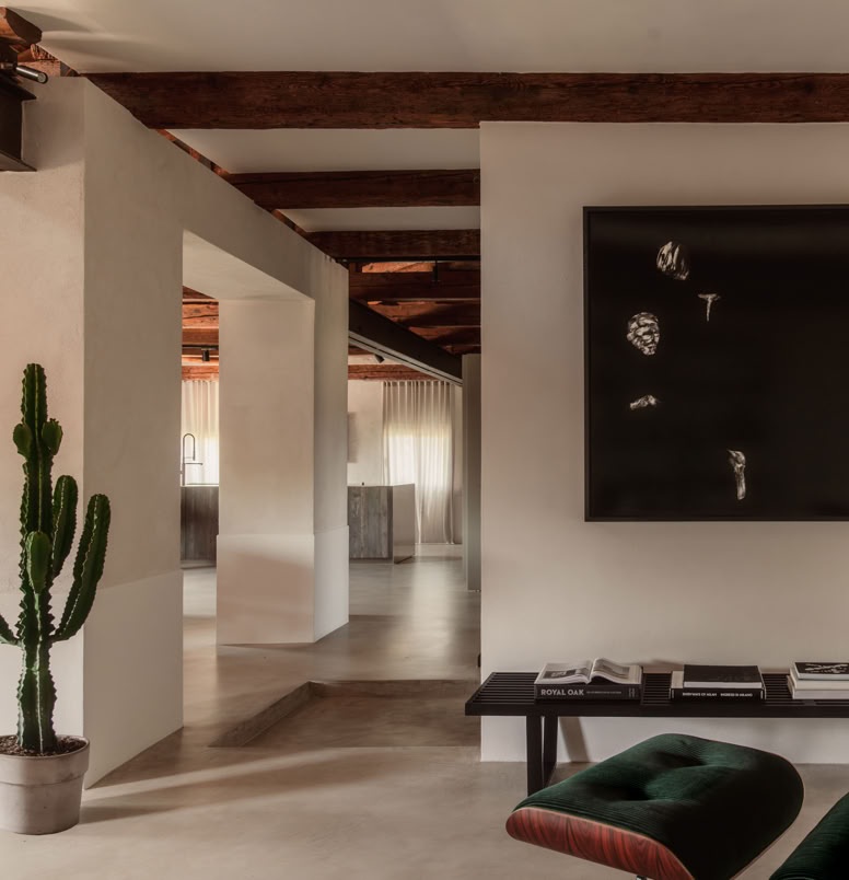 Pezzi iconici di design italiano e opere d’arte contemporanea arricchiscono il soggiorno, conferendo carattere e armonia agli interni.