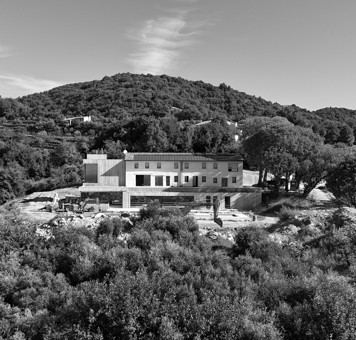Rear view of the renovated farmhouse with contemporary expansion by MIDE architetti.
