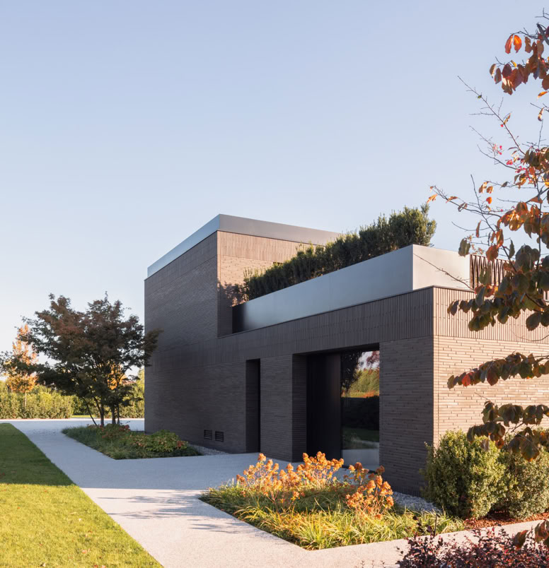 Un progetto di architettura residenziale contemporanea che combina materiali tradizionali e soluzioni moderne per creare un ambiente raffinato e funzionale.