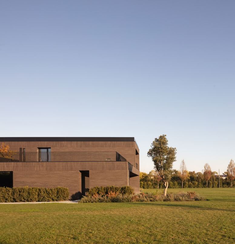  Le facciate esterne sono realizzate in mattone faccia a vista della Fornace Sant’Anselmo, un materiale di altissima qualità che conferisce solidità, durata nel tempo e un carattere architettonico unico.