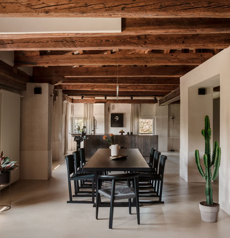 A contemporary attic conversion inside a 16th-century villa overlooking the Riviera del Brenta. A project that blends historical heritage with modern living.