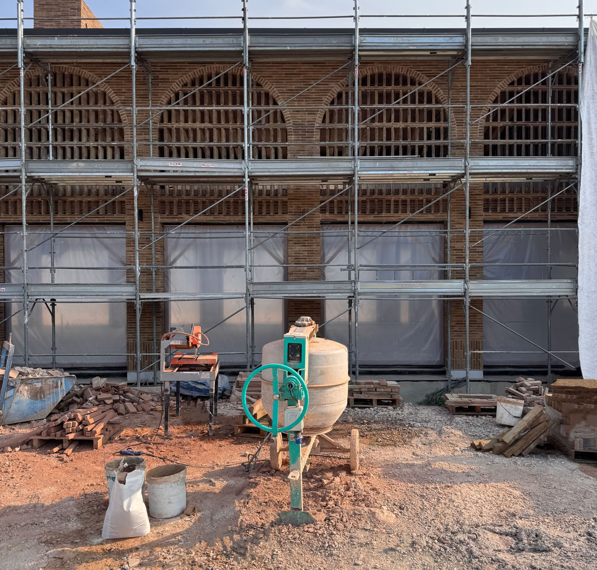 Detail of the brickwork installation at the lakeside villa under construction in the Province of Padua, designed by MIDE architetti.