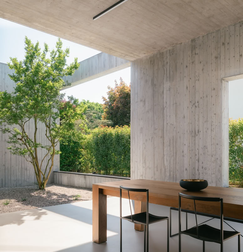 Progetto di MIDE architetti di una villa con corte interna e aperture architettoniche.