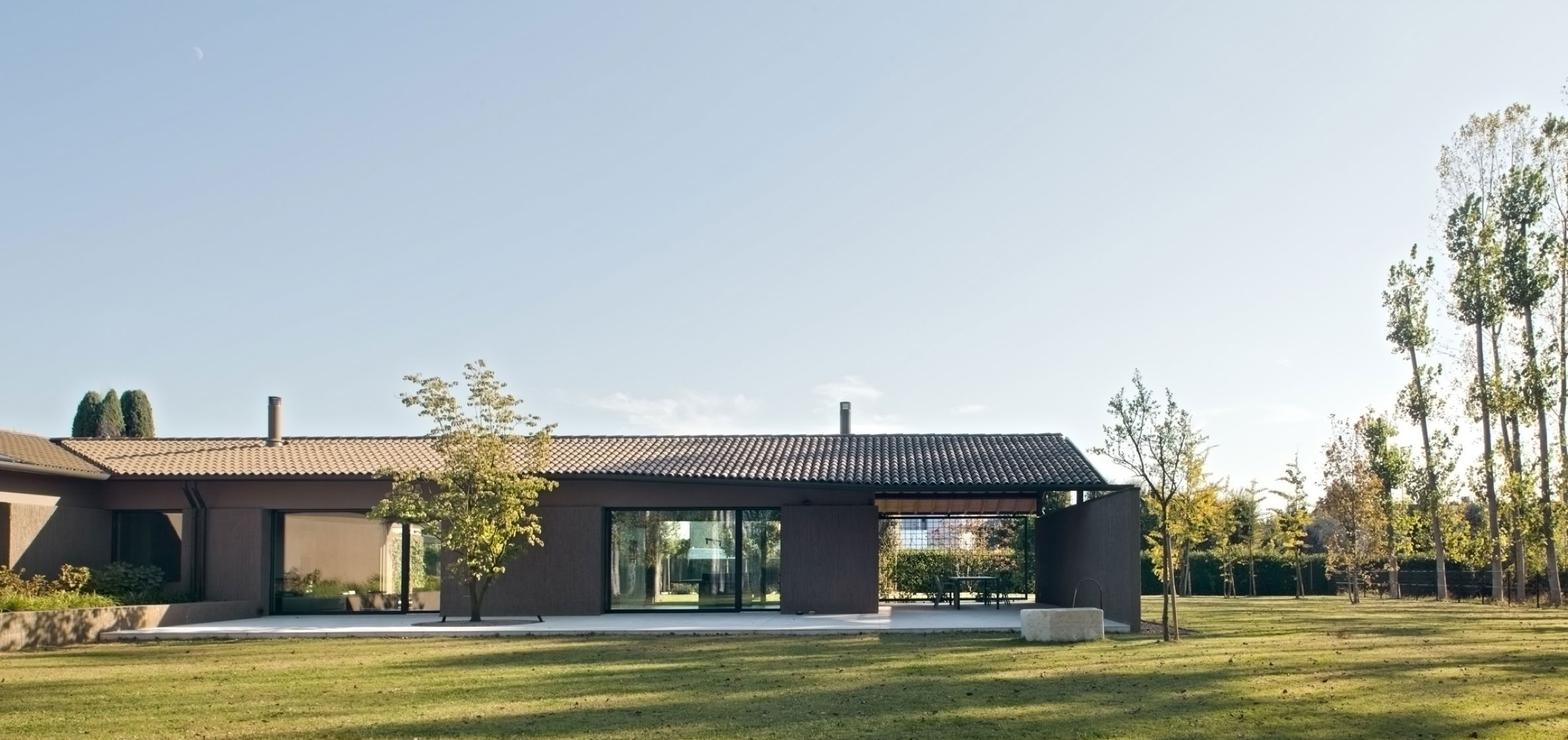 Villa contemporanea a Noale che reinterpreta la tradizione rurale veneta tra luce naturale, materiali materici e dialogo con il paesaggio.