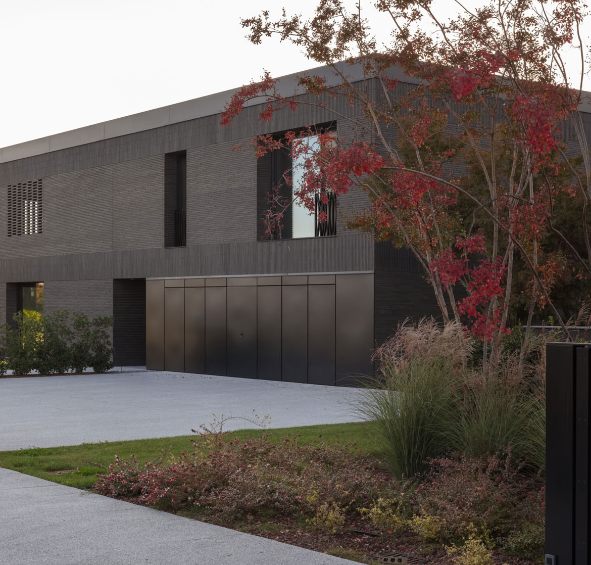The exterior façades feature exposed bricks from Fornace Sant’Anselmo, a premium material ensuring lasting strength, architectural distinction, and timeless quality.