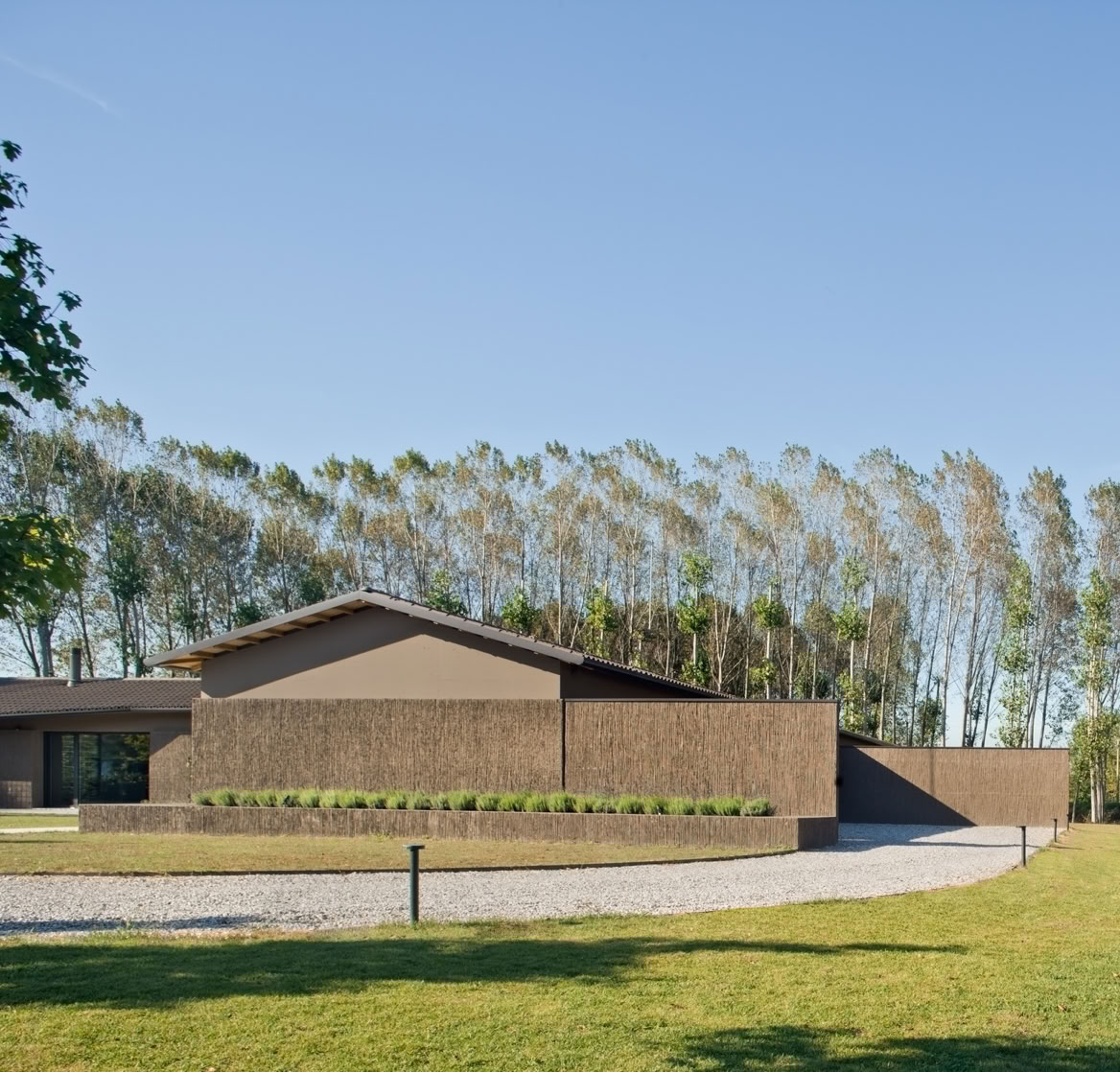 Contemporary villa in Noale designed by MIDE architetti, immersed in the Venetian countryside through natural light and tactile materials.