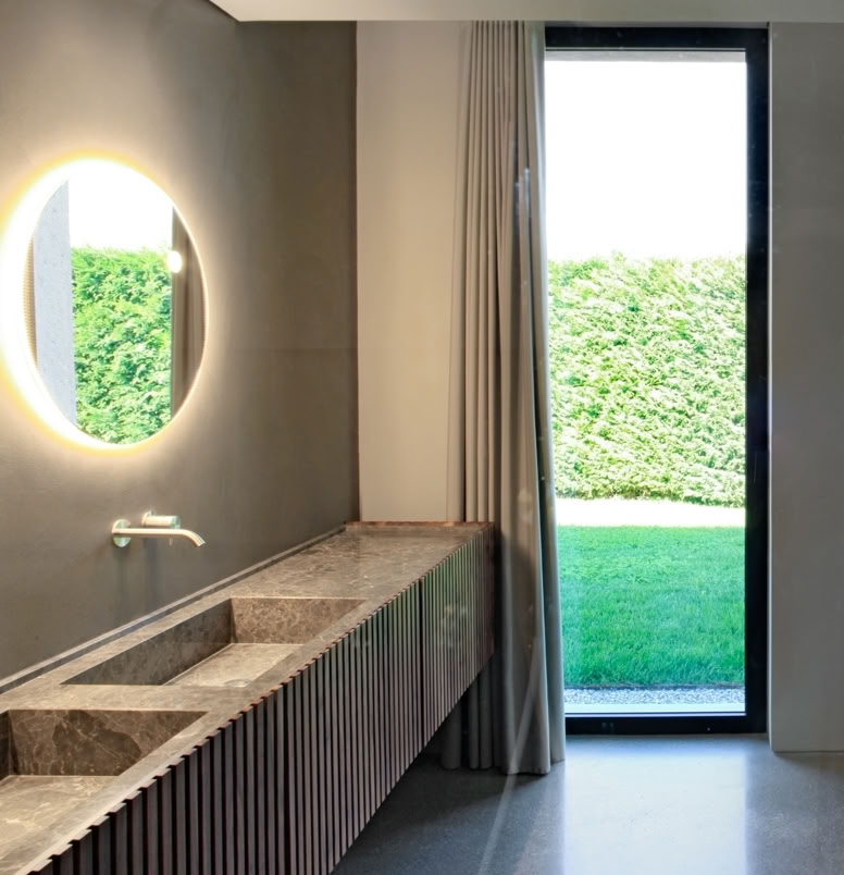 Master suite with en-suite bathroom and walk-in closet overlooking the park, conceived as a bright and intimate private retreat.