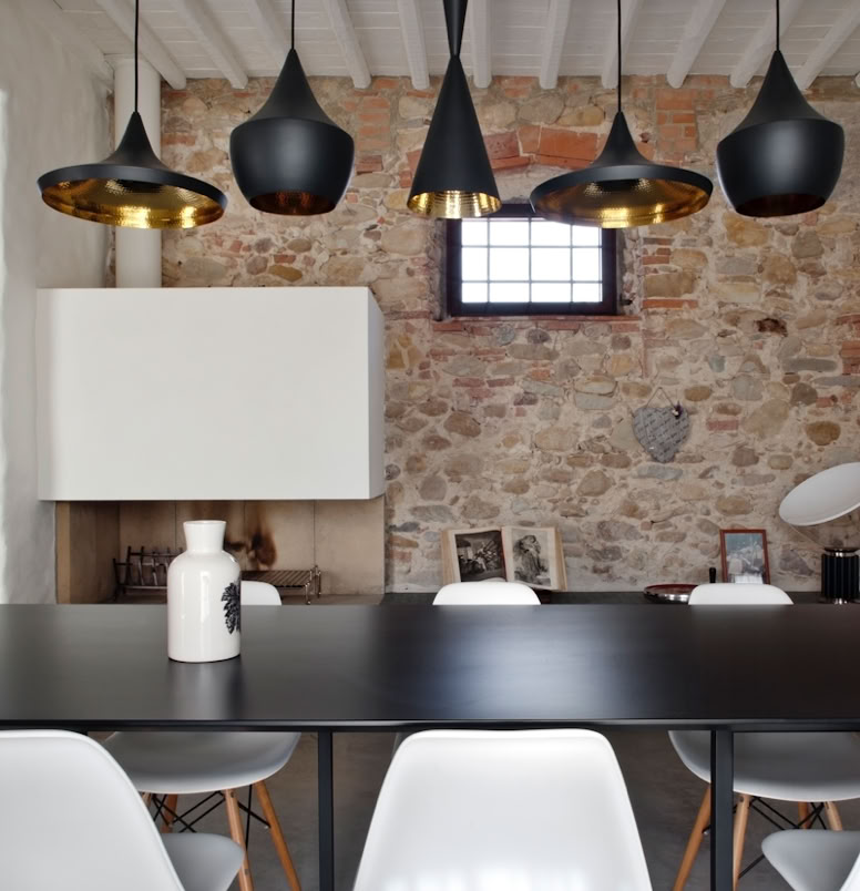 Chestnut beams and sandblasted terracotta tiles, original elements reinterpreted in contemporary style.