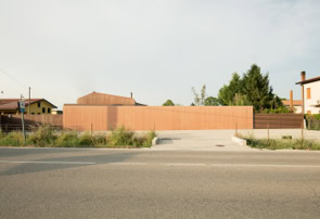 Exterior view of luxury villa with swimming pool designed by MIDE architetti in Vigodarzere (Padua).