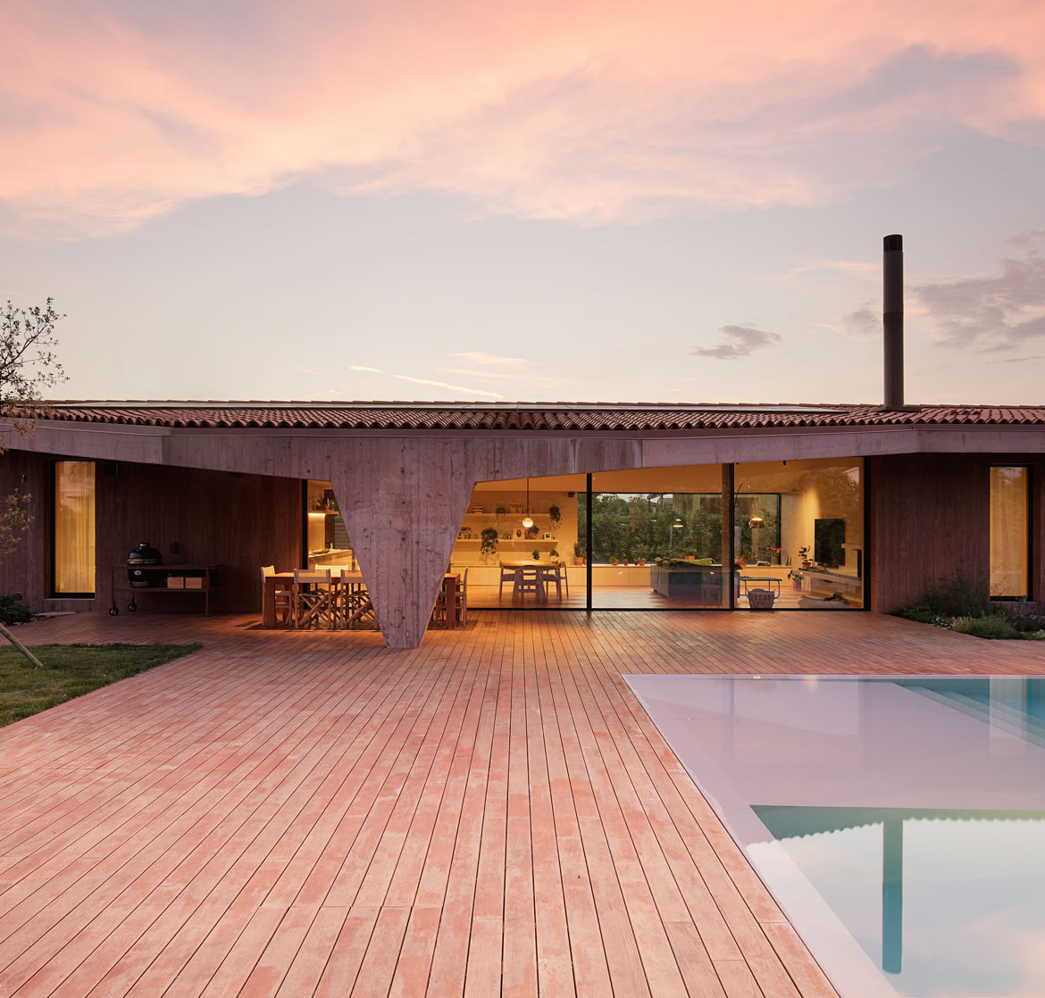 Main façade of luxury villa with swimming pool in Vigodarzere, designed by MIDE architetti.