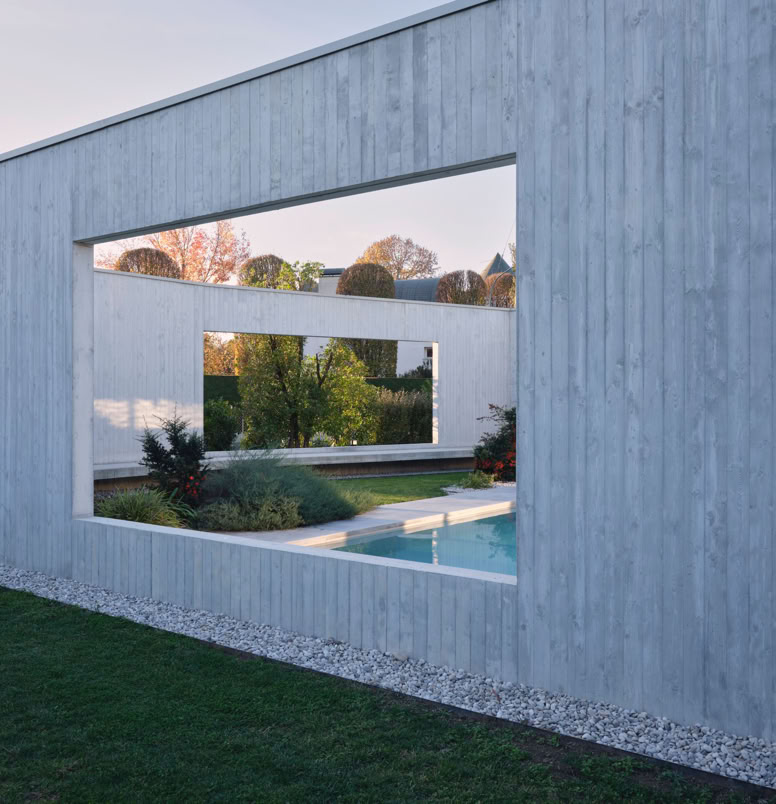 Main façade of the contemporary villa in San Donà di Piave by MIDE architetti, featuring a dramatic entrance portal and modern architectural design.