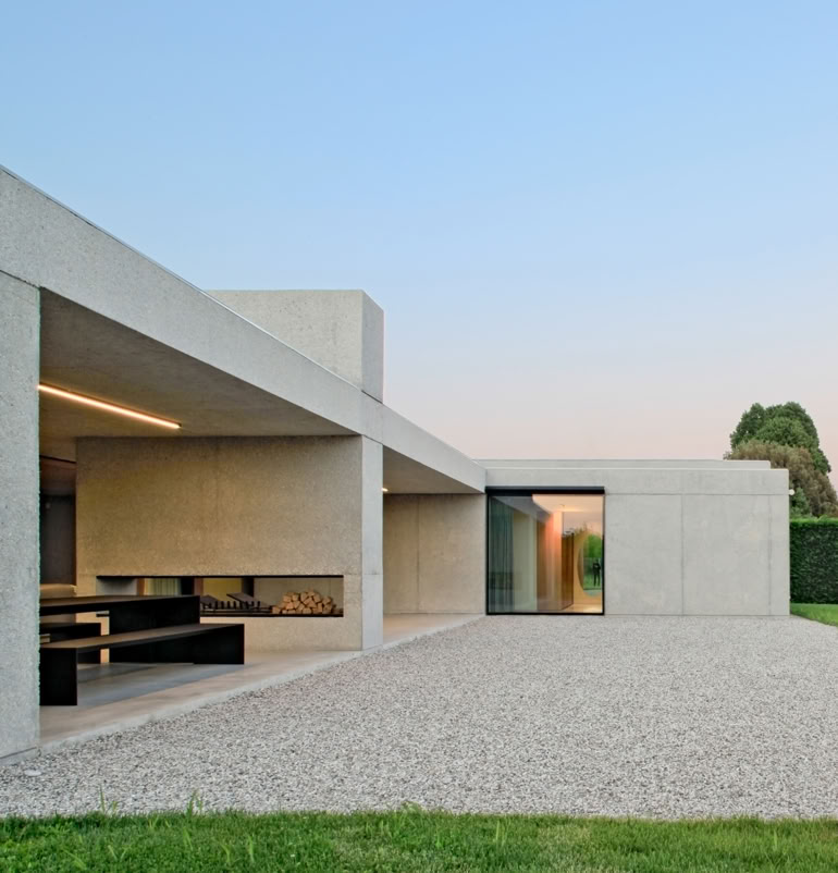 Villa unifamiliare su un unico livello a Stra, progettata da MIDE architetti: spazi funzionali, ampie vetrate e dialogo costante con il giardino.